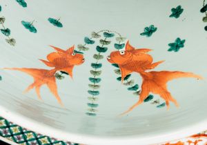 Cachepot in porcellane Famiglia Verde raffigurante scene di vita comune entro riserve e decori floreali, Cina Dinastia Qing, XIX secolo  - Asta Arte orientale  - Associazione Nazionale - Case d'Asta italiane