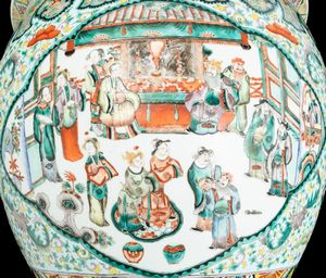 Cachepot in porcellane Famiglia Verde raffigurante scene di vita comune entro riserve e decori floreali, Cina Dinastia Qing, XIX secolo  - Asta Arte orientale  - Associazione Nazionale - Case d'Asta italiane