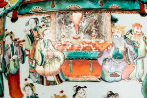 Cachepot in porcellane Famiglia Verde raffigurante scene di vita comune entro riserve e decori floreali, Cina Dinastia Qing, XIX secolo  - Asta Arte orientale  - Associazione Nazionale - Case d'Asta italiane