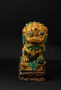 Figura di leone in porcellana invetriata a smalti Sancai, Cina, Dinastia Qing, XIX secolo  - Asta Arte orientale  - Associazione Nazionale - Case d'Asta italiane