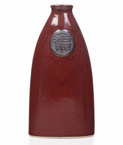 Vaso in grs invetriato color sangue di bue con ideogramma, Cina, XX secolo  - Asta Arte orientale  - Associazione Nazionale - Case d'Asta italiane