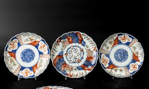 Lotto composto da dieci piatti in porcellana Imari con decori floreali entro riserve, Giappone, periodo Meiji (1868-1792)  - Asta Arte orientale  - Associazione Nazionale - Case d'Asta italiane