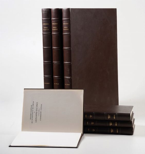 Leonardo Da Vinci Il Codice Atlantico di Leonardo da Vinci. Edizione in facsimile dopo il restauro dell'originale conservato nella Biblioteca Ambrosiana di Milano [CON] Il Codice Atlantico della Biblioteca Ambrosiana di Milano. Trascrizione diplomatica e critica di Augusto Marinoni. Florence: Giunti; Barbera, 19731980.<BR>12 volumi di facsimile e 11 su 12 volumi di commentari. <BR><BR>(590 x 210mm) i facsimile; (290 x 210mm) i commentari. Riproduzione a colori dei codici. Legature editoriali in pelle.  - Asta Libri Antichi - Associazione Nazionale - Case d'Asta italiane