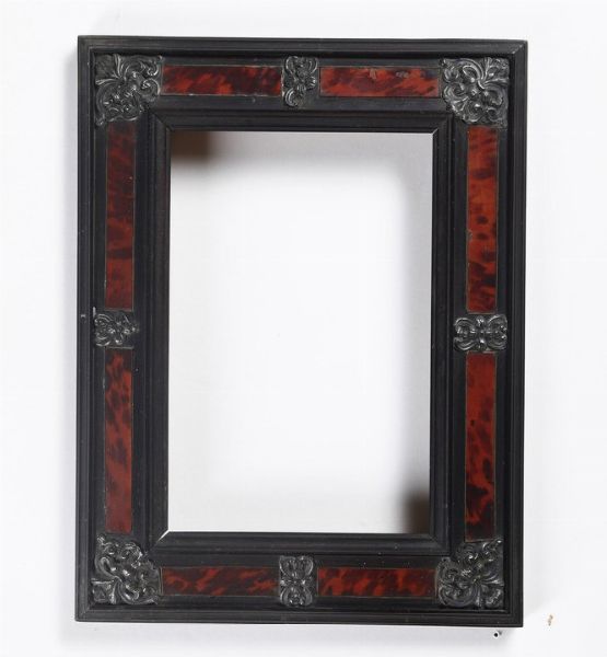 Piccola cornice in ebano, tartaruga e decori in lamina d'argento. XVII-XVIII secolo  - Asta Cornici Antiche - Associazione Nazionale - Case d'Asta italiane