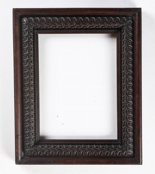 Cornice in noce, con motivo in stile rinascimentale  - Asta Cornici Antiche - Associazione Nazionale - Case d'Asta italiane