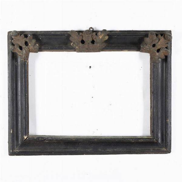 Cornice ebanizzata con foglie intagliate e dorate. XVII-XVIII secolo  - Asta Cornici Antiche - Associazione Nazionale - Case d'Asta italiane