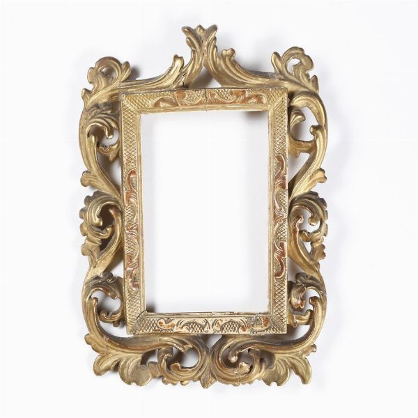 Piccola cornice intagliata a volute, traforata e dorata. Toscana XVIII-XIX secolo  - Asta Cornici Antiche - Associazione Nazionale - Case d'Asta italiane