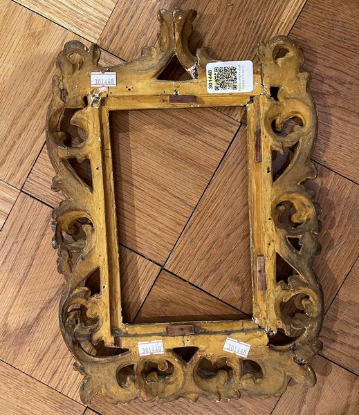 Piccola cornice intagliata a volute, traforata e dorata. Toscana XVIII-XIX secolo  - Asta Cornici Antiche - Associazione Nazionale - Case d'Asta italiane