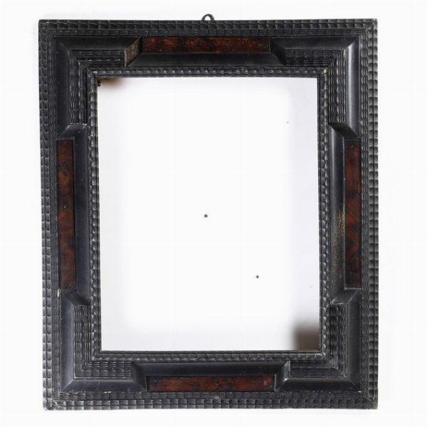 Cornice guilloch in legno intagliato, ebanizzato con riserve a finta tartaruga. XIX secolo  - Asta Cornici Antiche - Associazione Nazionale - Case d'Asta italiane