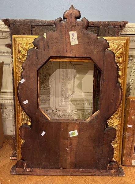 Cornice con luce ottagonale in legno intagliato ad arpie. XIX secolo  - Asta Cornici Antiche - Associazione Nazionale - Case d'Asta italiane