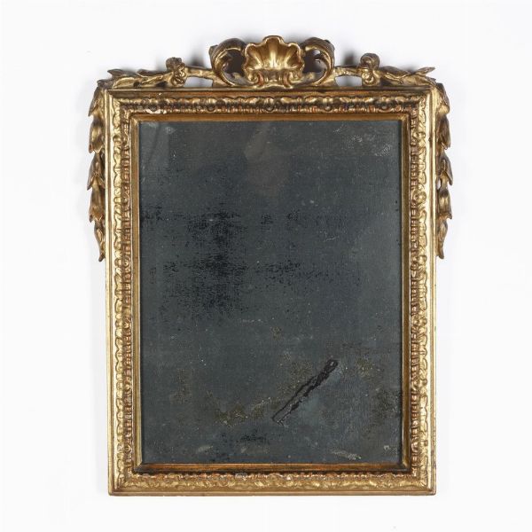 Specchiera con cornice in legno intagliato e dorato. Italia centrale XVIII secolo  - Asta Cornici Antiche - Associazione Nazionale - Case d'Asta italiane