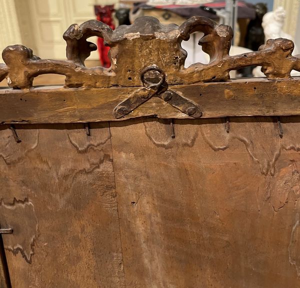 Specchiera con cornice in legno intagliato e dorato. Italia centrale XVIII secolo  - Asta Cornici Antiche - Associazione Nazionale - Case d'Asta italiane