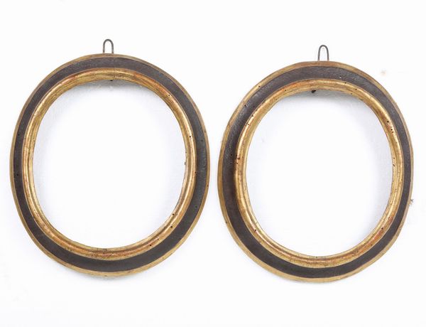 Coppia di cornici ovali in legno laccato e dorato. Italia centrale, XVIII secolo  - Asta Cornici Antiche - Associazione Nazionale - Case d'Asta italiane