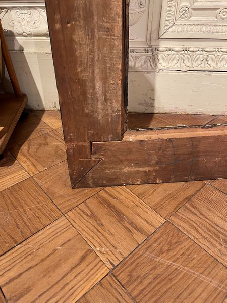 Grande cornice laccata a finto marmo con intagli dorati. Lombardia o Piemonte XVII secolo  - Asta Cornici Antiche - Associazione Nazionale - Case d'Asta italiane