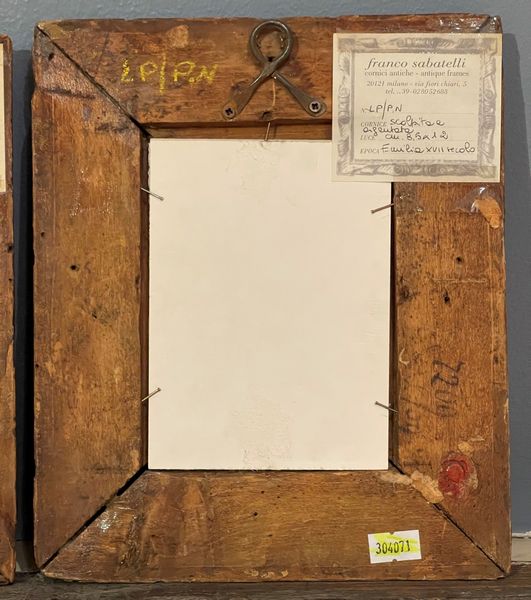 Coppia di cornici in legno intagliato e argentato. Emilia, XVII secolo  - Asta Cornici Antiche - Associazione Nazionale - Case d'Asta italiane