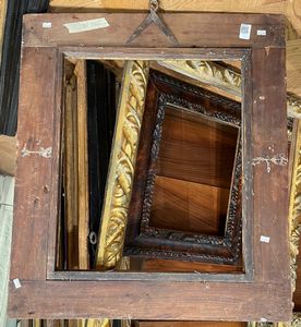 Cornice in legno intagliato e dorato. Centro Italia XVII secolo  - Asta Cornici Antiche - Associazione Nazionale - Case d'Asta italiane