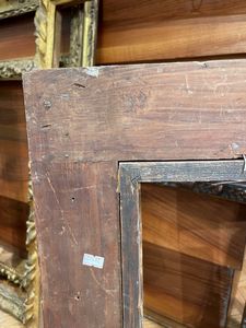 Cornice in legno intagliato e dorato. Centro Italia XVII secolo  - Asta Cornici Antiche - Associazione Nazionale - Case d'Asta italiane