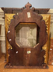 Cornice con luce ottagonale in legno intagliato ad arpie. XIX secolo  - Asta Cornici Antiche - Associazione Nazionale - Case d'Asta italiane