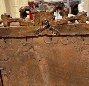 Specchiera con cornice in legno intagliato e dorato. Italia centrale XVIII secolo  - Asta Cornici Antiche - Associazione Nazionale - Case d'Asta italiane