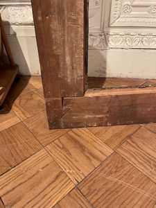 Grande cornice laccata a finto marmo con intagli dorati. Lombardia o Piemonte XVII secolo  - Asta Cornici Antiche - Associazione Nazionale - Case d'Asta italiane