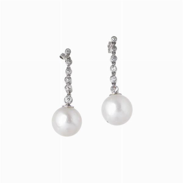 PAIO DI ORECCHINI PENDENTI CON PERLE E DIAMANTI  - Asta GIOIELLI - Associazione Nazionale - Case d'Asta italiane