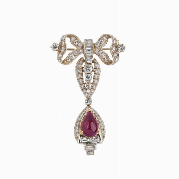 SPILLA A FORMA DI FIOCCO CON RUBINO E DIAMANTI  - Asta GIOIELLI - Associazione Nazionale - Case d'Asta italiane