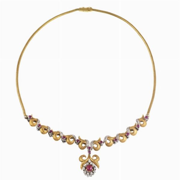 COLLANA A GHIRLANDA CON RUBINI E DIAMANTI  - Asta GIOIELLI - Associazione Nazionale - Case d'Asta italiane