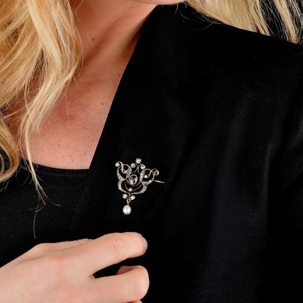 SPILLA A TRALCIO CON ZAFFIRO PERLA E DIAMANTI  - Asta GIOIELLI - Associazione Nazionale - Case d'Asta italiane