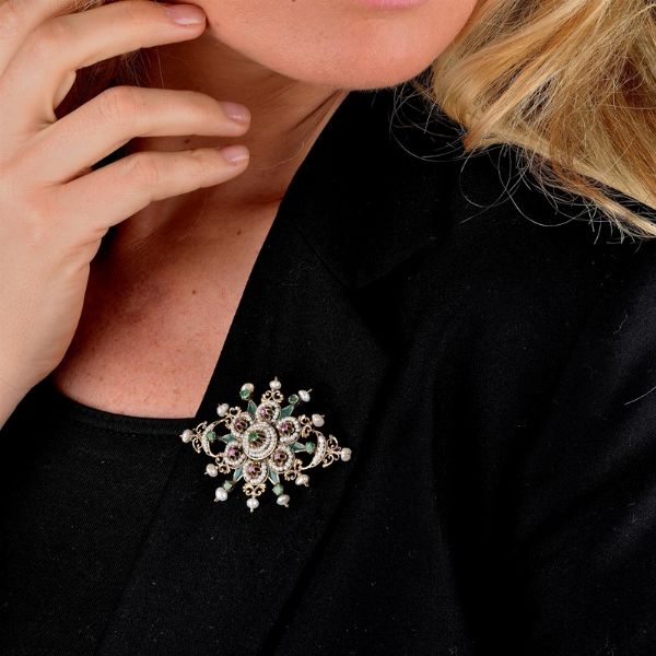 GERARDO SACCO PENDENTE A FORMA DI CROCE CON SPILLA  - Asta GIOIELLI - Associazione Nazionale - Case d'Asta italiane