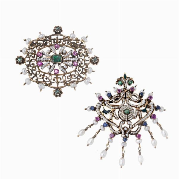 GERARDO SACCO DUE SPILLE CON PERLE E PIETRE DI COLORE  - Asta GIOIELLI - Associazione Nazionale - Case d'Asta italiane