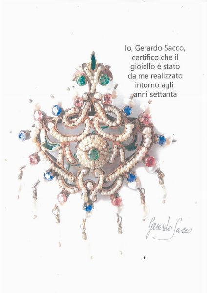 GERARDO SACCO DUE SPILLE CON PERLE E PIETRE DI COLORE  - Asta GIOIELLI - Associazione Nazionale - Case d'Asta italiane
