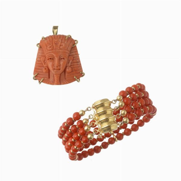 BRACCIALE SEMIRIGIDO E SPILLA/PENDENTE CON CORALLO  - Asta GIOIELLI - Associazione Nazionale - Case d'Asta italiane