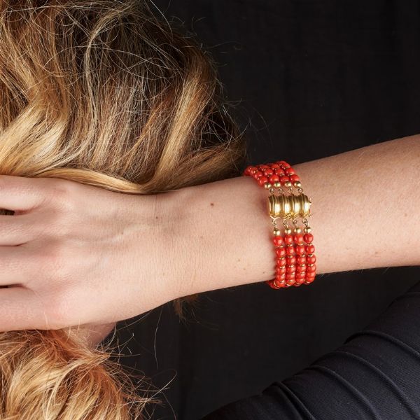 BRACCIALE SEMIRIGIDO E SPILLA/PENDENTE CON CORALLO  - Asta GIOIELLI - Associazione Nazionale - Case d'Asta italiane