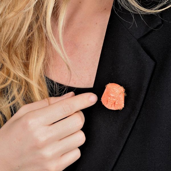 BRACCIALE SEMIRIGIDO E SPILLA/PENDENTE CON CORALLO  - Asta GIOIELLI - Associazione Nazionale - Case d'Asta italiane