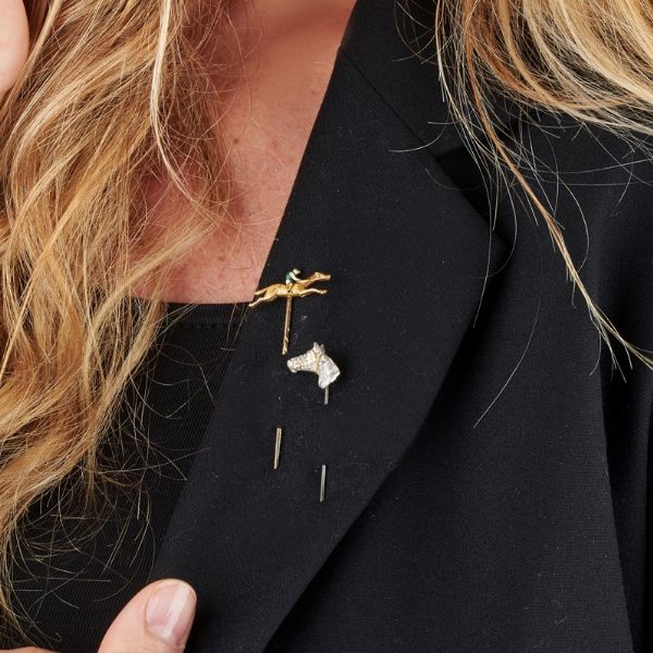 DUE SPILLE A TEMA EQUINO  - Asta GIOIELLI - Associazione Nazionale - Case d'Asta italiane