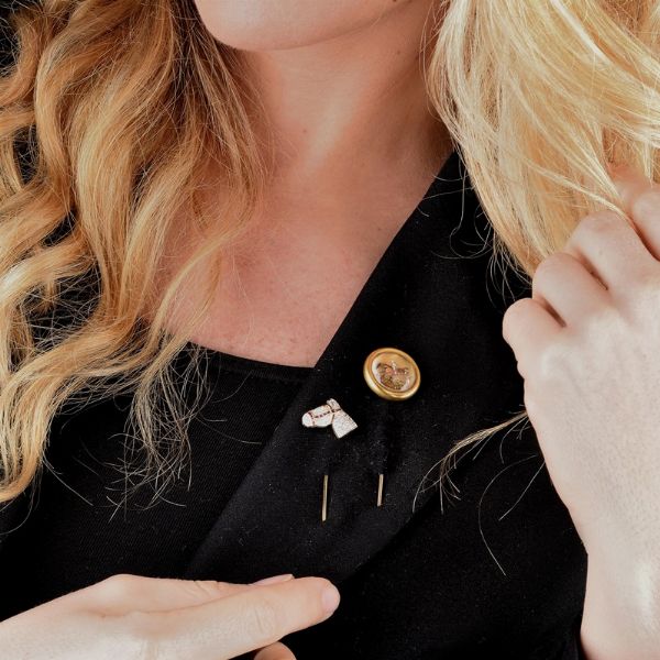 DUE SPILLE A TEMA EQUINO  - Asta GIOIELLI - Associazione Nazionale - Case d'Asta italiane