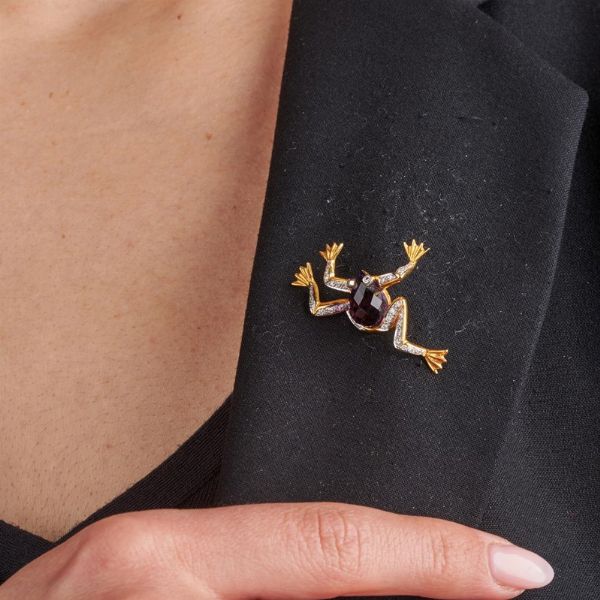 SPILLA DA GIACCA A FORMA DI RANA  - Asta GIOIELLI - Associazione Nazionale - Case d'Asta italiane