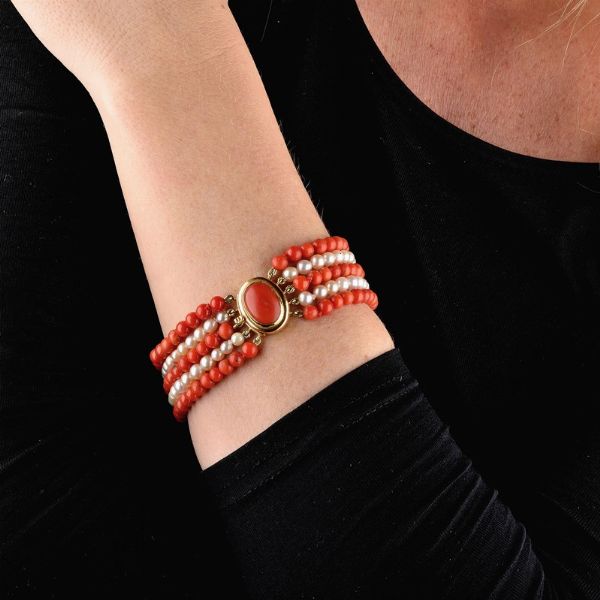 BRACCIALE CON PERLE E CORALLO  - Asta GIOIELLI - Associazione Nazionale - Case d'Asta italiane
