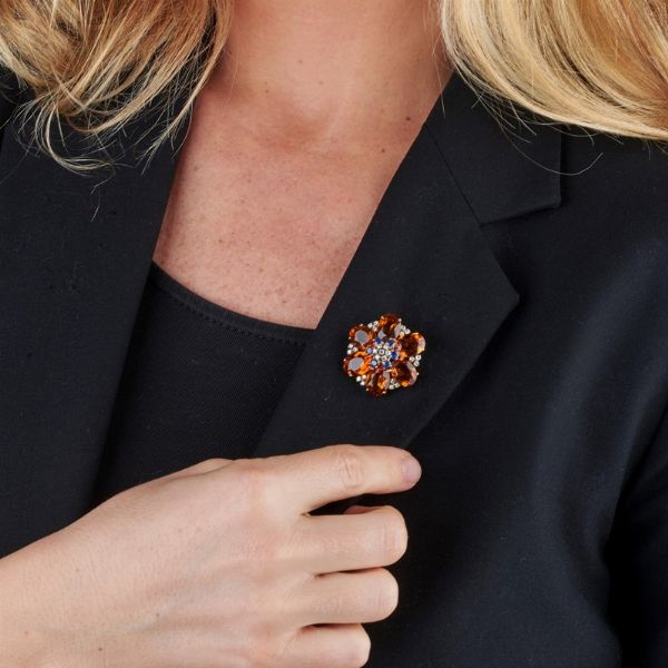 SPILLA FLOREALE CON QUARZI CITRINI ZAFFIRI E DIAMANTI  - Asta GIOIELLI - Associazione Nazionale - Case d'Asta italiane