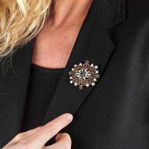 GERARDO SACCO DUE SPILLE CON PERLE E PIETRE DI COLORE  - Asta GIOIELLI - Associazione Nazionale - Case d'Asta italiane