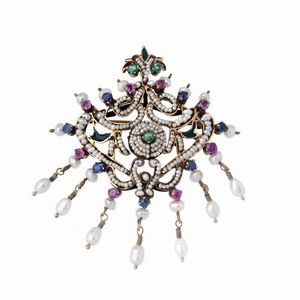 GERARDO SACCO DUE SPILLE CON PERLE E PIETRE DI COLORE  - Asta GIOIELLI - Associazione Nazionale - Case d'Asta italiane