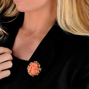 SPILLA CON CORALLO  - Asta GIOIELLI - Associazione Nazionale - Case d'Asta italiane