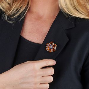 SPILLA FLOREALE CON QUARZI CITRINI ZAFFIRI E DIAMANTI  - Asta GIOIELLI - Associazione Nazionale - Case d'Asta italiane