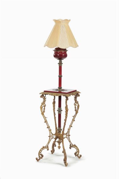 Tavolino con lampada in metallo dorato, XX secolo  - Asta Una Nobile Dimora Fiorentina - Associazione Nazionale - Case d'Asta italiane