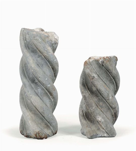 Due frammenti di colonne tortili in pietra, XV secolo  - Asta Una Nobile Dimora Fiorentina - Associazione Nazionale - Case d'Asta italiane