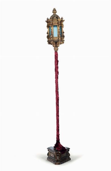 Lanterna processionale in legno intagliato e dorato, XIX secolo  - Asta Una Nobile Dimora Fiorentina - Associazione Nazionale - Case d'Asta italiane