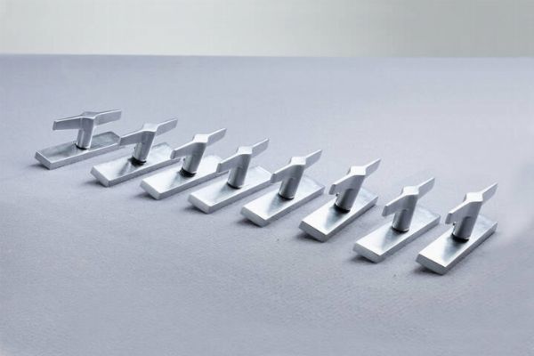 GIO PONTI Milano 1891 - 1979 : Otto maniglie da finestra mod. Lama  - Asta Design - Associazione Nazionale - Case d'Asta italiane