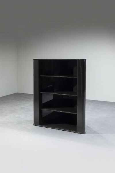 LUIGI CACCIA DOMINIONI : Angoliera in legno laccato.  Prod. Azucena  anni '70 cm 140 5x116x63 5   Difetti  - Asta Design - Associazione Nazionale - Case d'Asta italiane