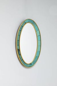 CRISTAL ART - Grande specchiera ovale con bordo in vetro colorato  particolari in ottone e vetro specchiato. Anni '50 cm 98x [..]