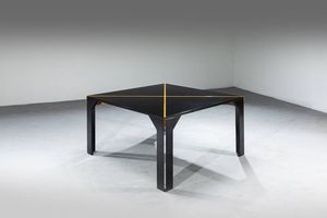 VICO MAGISTRETTI - Tavolo in legno laccato e particolari in legno. Etichetta. Prod. B&B anni '70 cm 72x140x140